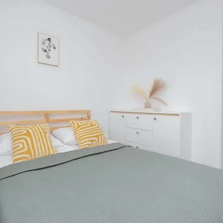Stylish Two-bedroom With Balcony In By Renters Apartamento *