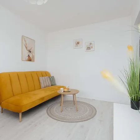 Stylish Two-bedroom With Balcony In By Renters Varsóvia