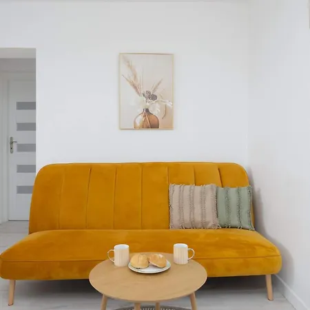 Stylish Two-bedroom With Balcony In By Renters