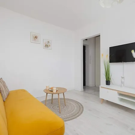 Stylish Two-bedroom With Balcony In By Renters Apartamento