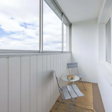 Apartamento Stylish Two-bedroom With Balcony In By Renters Varsóvia