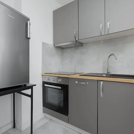 Apartamento Stylish Two-bedroom With Balcony In By Renters *
