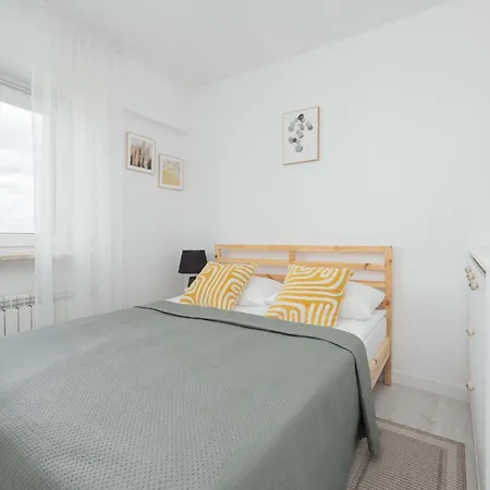 Apartamento Stylish Two-bedroom With Balcony In By Renters *