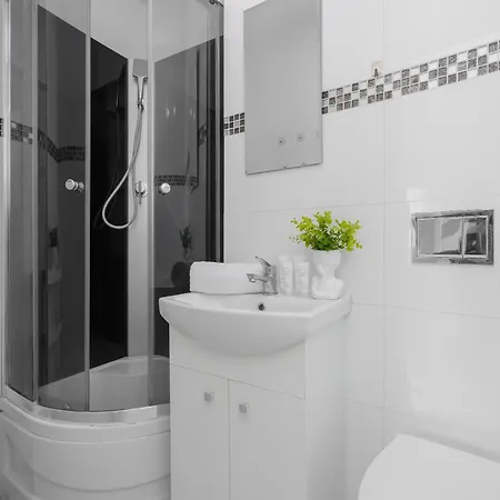 Stylish Two-bedroom With Balcony In By Renters Apartamento