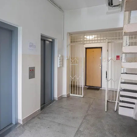 Apartamento Stylish Two-bedroom With Balcony In By Renters